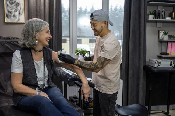 Salão Tatuagens Mestre Tatuagem Conversando Com Cliente Antes Sessão Tatuagem — Fotografia de Stock