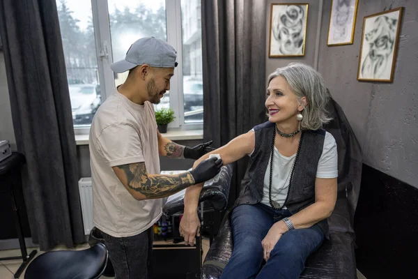 Salão Tatuagens Mestre Tatuagem Conversando Com Cliente Antes Sessão Tatuagem — Fotografia de Stock