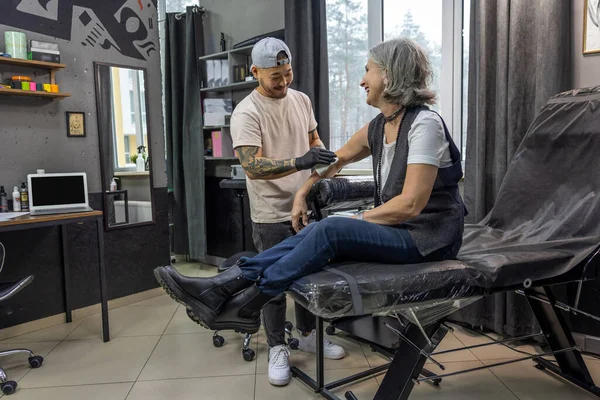 Salonie Tatuażu Mistrz Tatuażu Rozmawia Klientem Przed Sesją Tatuażu — Zdjęcie stockowe