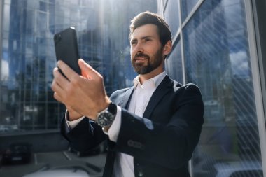 Mesaj atıyorum. Yönetici akıllı telefondan mesaj yazıyor.