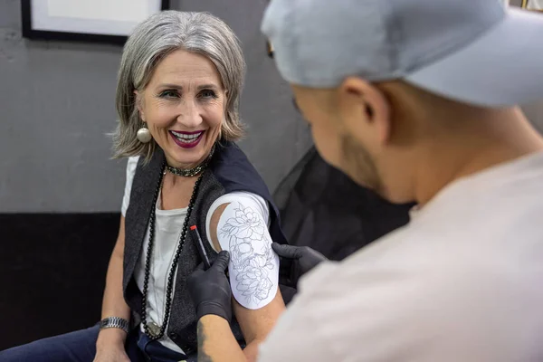 Tattoo Salon Long Haired Woman Trying Skretch Tattoo — Stock Photo, Image