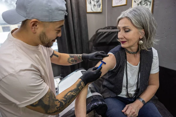 Salão Tatuagens Mulher Cabelos Compridos Experimentando Skretch Para Uma Tatuagem — Fotografia de Stock