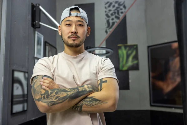 Tattoo Master Asian Young Man Tattoo Salon — Stock Photo, Image