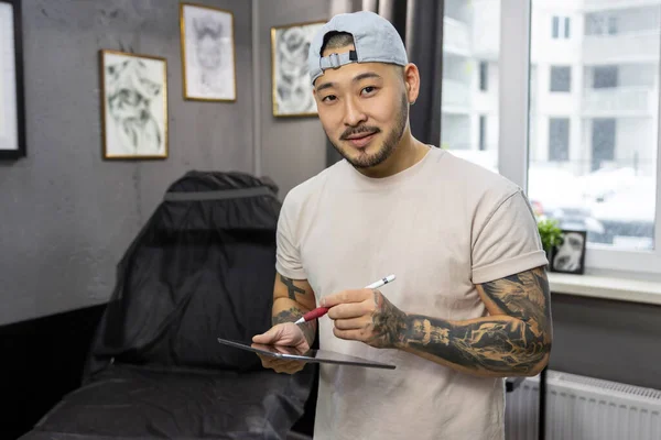 New Ideas Tattoo Master Working New Ideas Looking Excited — Stock Photo, Image