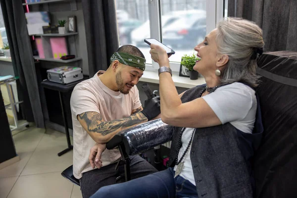Tatoeagesalon Rijpere Vrouw Met Een Goede Tijd Tattoo Salon — Stockfoto