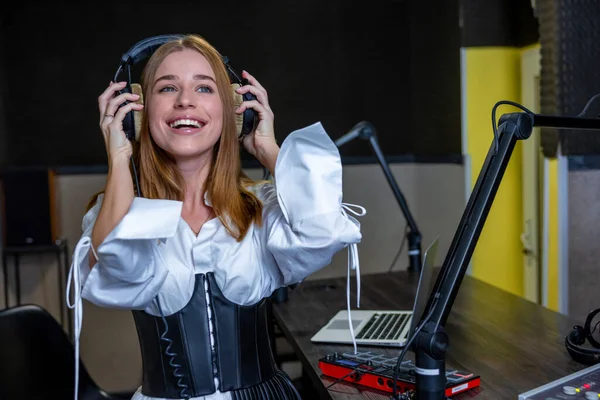 Στο Στούντιο Του Ραδιοφώνου Χαμογελαστή Νεαρή Κοπέλα Που Ακούει Μουσική — Φωτογραφία Αρχείου