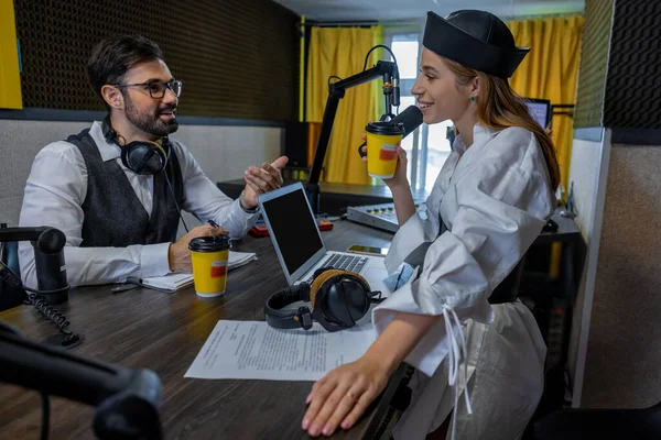 Στο Στούντιο Του Ραδιοφώνου Νεαρή Κοπέλα Μιλάει Μελαχρινό Άντρα — Φωτογραφία Αρχείου