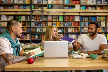 Kütüphanede. Kütüphanede okuyan öğrenciler