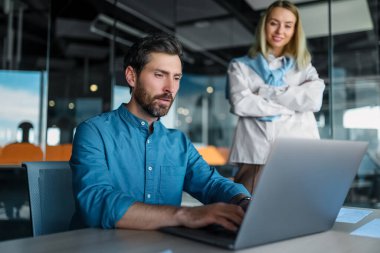 Takım çalışması. Ekip proje materyalleri üzerinde çalışıyor ve heyecanlı görünüyor