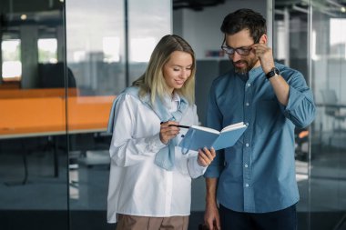 Tartışma. Meslektaşlar yeni projeyi tartışıyor ve araştırıyor