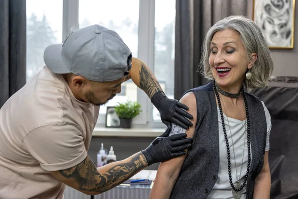 Desenho Tatuagem Mestre Tatuagem Aplicando Esboço Tatuagem Ombro Das Mulheres — Fotografia de Stock