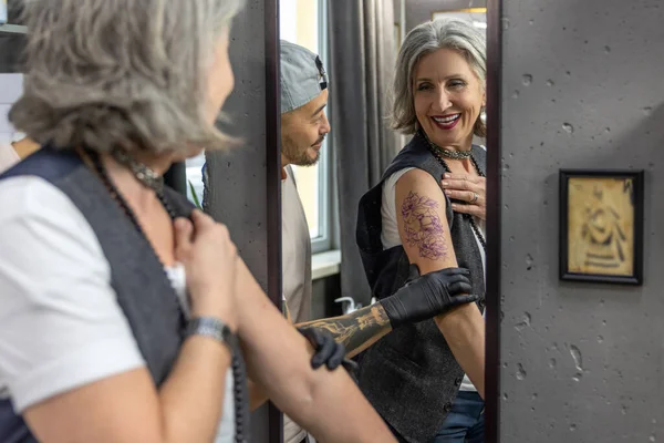 Tattoo Salon Long Haired Woman Looking Mirror Her New Tattoo — Stock Photo, Image