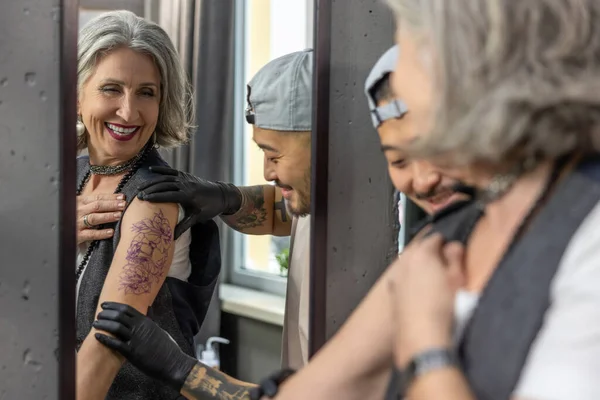 Tattoo Salon Long Haired Woman Looking Mirror Her New Tattoo — Stock Photo, Image