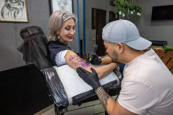 Salão Tatuagens Tatuagem Mestre Desenho Tatuagem Braço Das Mulheres — Fotografia de Stock