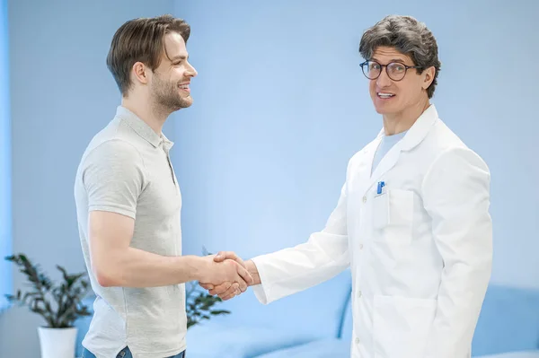 Doctor Patient Doctor Greeting Patient Looking Contented — Stock Photo, Image