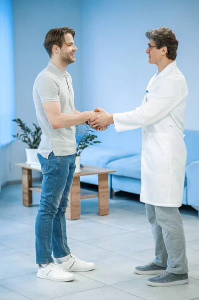 Doutor Paciente Médico Cumprimentando Paciente Eles Parecem Satisfeitos — Fotografia de Stock