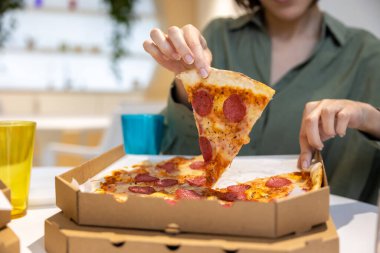 Pizza zamanı. Birlikte yemek yiyip pizza yiyen bir grup insan.
