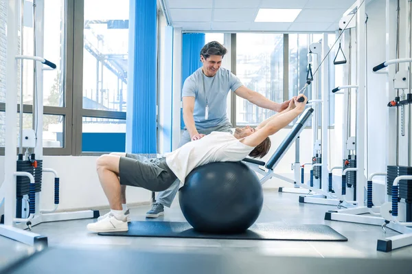 Rehabilitasyon Egzersizleri Erkek Hasta Bir Spor Salonunda Rehabilitasyon Egzersizi Yapıyor — Stok fotoğraf