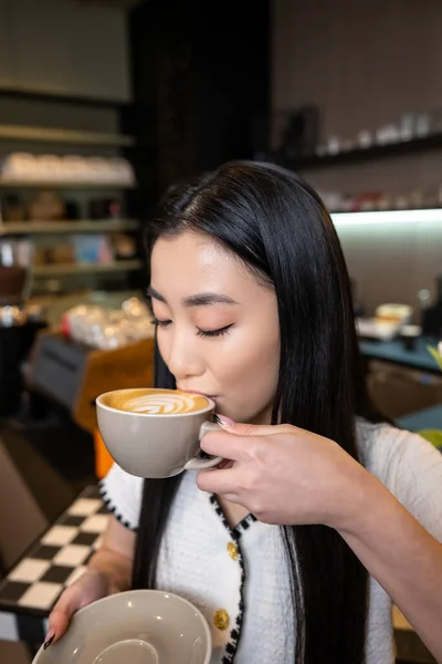 Ένα Πορτραίτο Μιας Νεαρής Ασιάτισσας Που Πίνει Καφέ Αφρό Από — Φωτογραφία Αρχείου