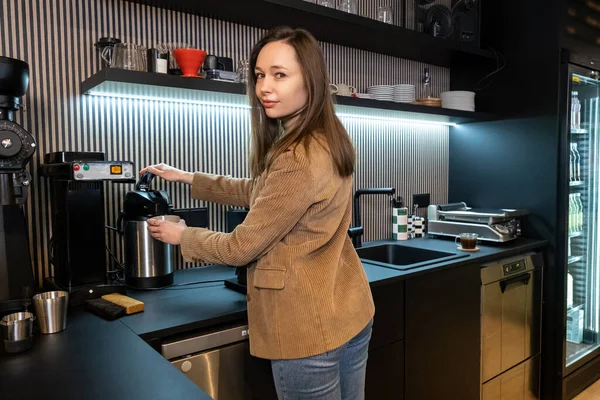 Ruhige Kaukasische Coffeeshop Mitarbeiterin Gießt Wasser Aus Der Thermopot Eine — Stockfoto