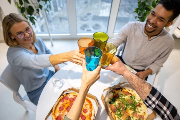 Hora Pizza Grupo Pessoas Almoçando Juntas Comendo Pizza — Fotografia de Stock