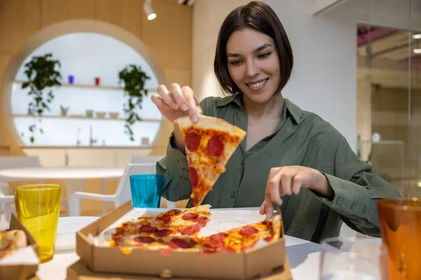Ora Della Pizza Gruppo Persone Che Pranzano Insieme Mangiano Pizza — Foto Stock