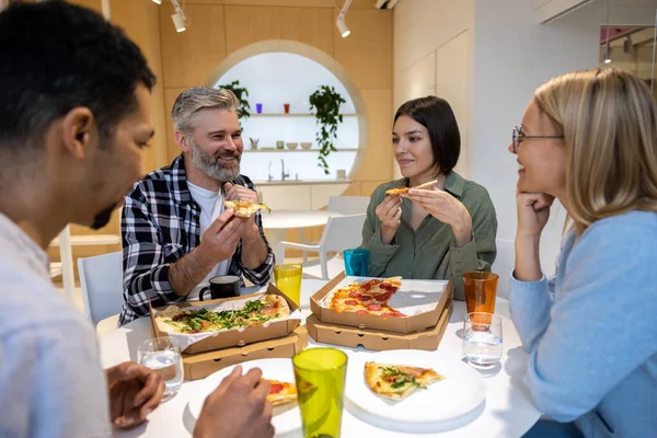 Lunch Time Friends Having Good Time Lunch Enjoying Pizza — Stock Photo, Image