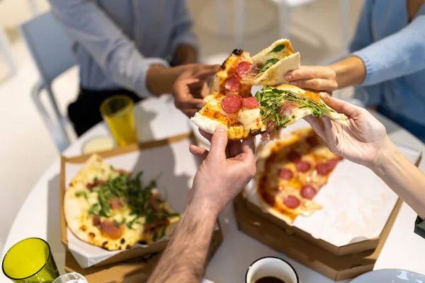 Lunchtijd Vrienden Die Zich Vermaken Tijdens Lunch Genieten Van Pizza — Stockfoto