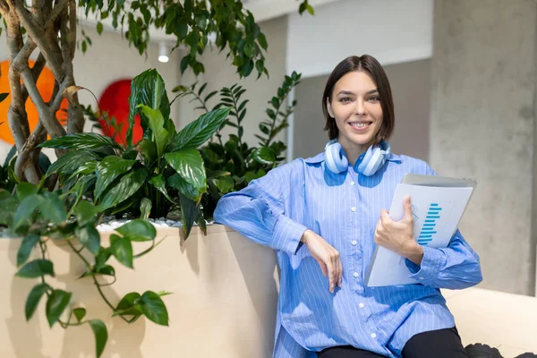 Trabalhadora Corporativa Agradável Com Laptop Documentos Negócios Suas Mãos Posando — Fotografia de Stock