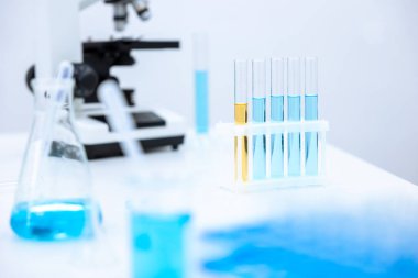 Cam eşyalar, laboratuvar şişeleri, mikroskop, sıvı bilimi test tüpleri, bilimsel deneyler için ekipmanlar..