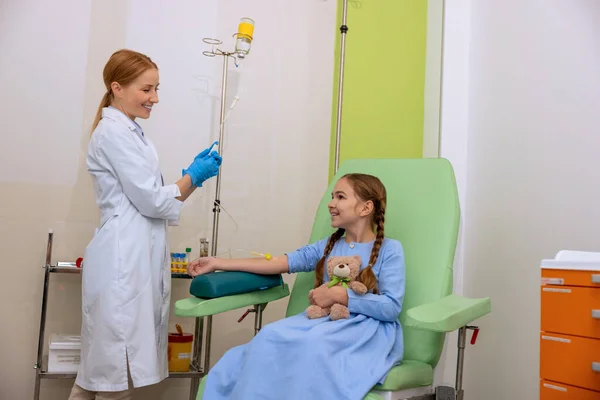 Mała Dziewczynka Pokoju Kliniki Mając Kroplomierz Lekami Lekarz Licznikiem Kropli — Zdjęcie stockowe