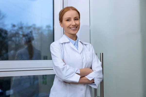 Χαρούμενη Χαμογελαστή Ξανθιά Νεαρή Γυναίκα Γιατρός Στέκεται Στο Νοσοκομείο Κοντά — Φωτογραφία Αρχείου