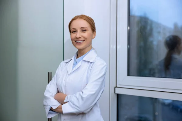 Boldog Mosolygós Szőke Fiatal Orvos Áll Kórházban Közelében Özvegy Dolgozó — Stock Fotó