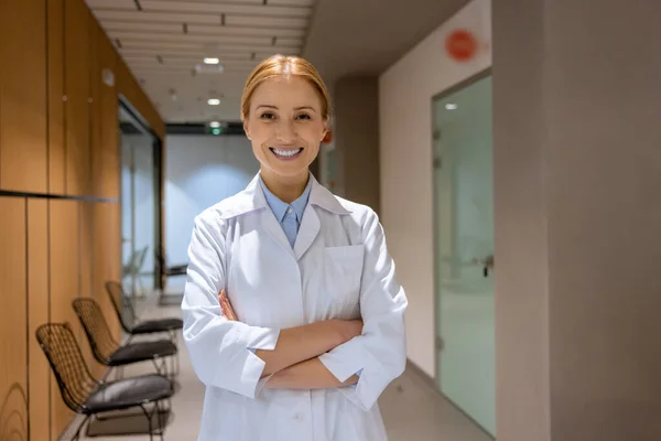 Amigável Jovem Loira Médica Corredor Hospital Enfermeira Vestindo Jaleco Sorrindo — Fotografia de Stock