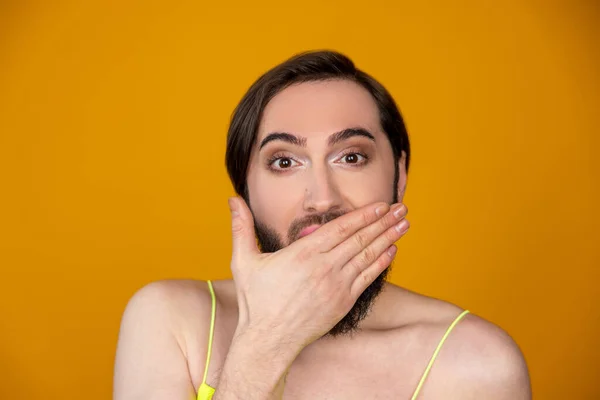 Sorprendido Sorprendido Barbudo Transexual Persona Siendo Sorprendido Excitado Cubriendo Boca — Foto de Stock