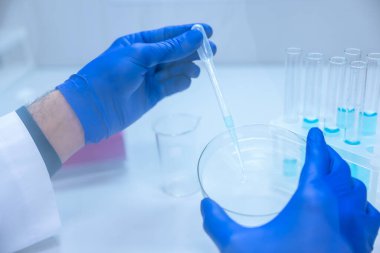 Bilimadamları, kan damlası veya pipetle cerrahi müdahalede bulunarak numuneleri ve sıvıyı incelediler..