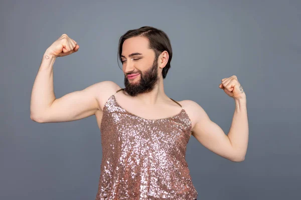 Satisfait Personne Transsexuelle Fière Portant Débardeur Brillant Montrant Biceps Puissance — Photo