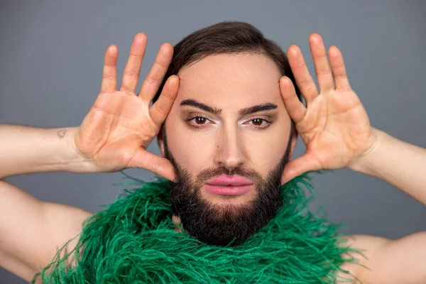 Serio Moreno Transexual Persona Con Maquillaje Usando Boa Verde Bufanda — Foto de Stock