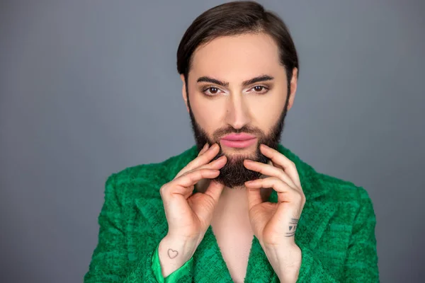 Gepflegter Dunkelhaariger Transsexueller Mit Grüner Jacke Der Die Kamera Blickt — Stockfoto