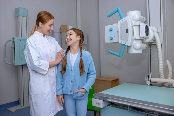 Vit Blond Kvinnlig Läkare Radiolog Bär Labbrock Poserar Nära Röntgen — Stockfoto