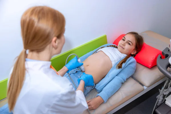 Arzt Führt Ultraschalluntersuchung Schulmädchen Durch Medizinerin Untersucht Kindliche Bauchhöhle Mit — Stockfoto