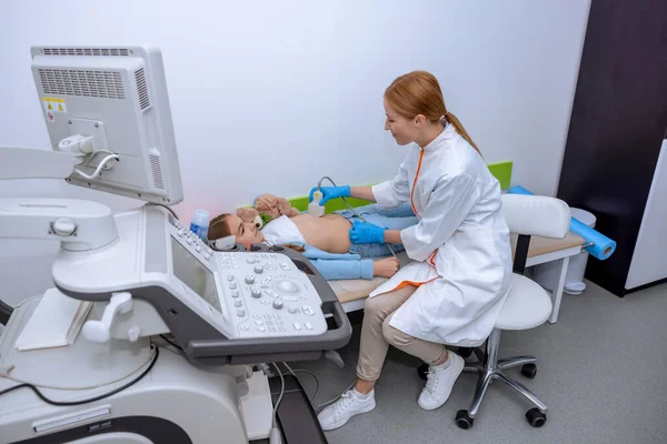 병원에서 초음파 검사를 학령기 전문의 가아동 복강을 검사하고 — 스톡 사진