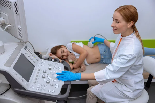 Arzt Führt Ultraschalluntersuchung Der Nieren Des Kindes Der Klinik Durch — Stockfoto