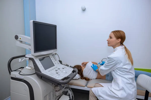 Médico Realizando Exame Ultra Som Rins Para Criança Clínica Diagnóstico — Fotografia de Stock