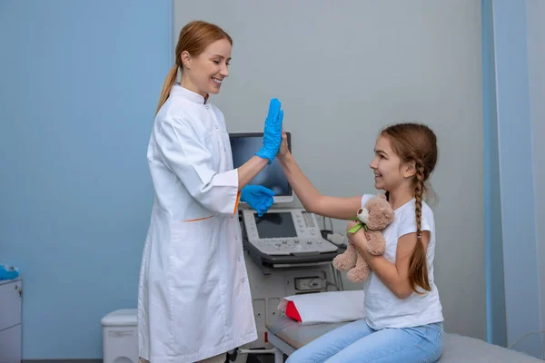 Arzt Kommuniziert Mit Kleinem Süßen Mädchen Nach Ultraschalluntersuchung Frau Gibt — Stockfoto