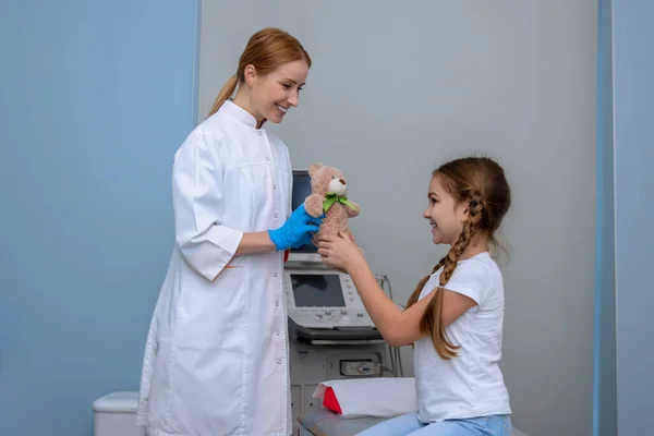 Lekarz Komunikujący Się Małą Słodką Dziewczyną Wieku Szkolnym Badaniu Ultrasonograficznym — Zdjęcie stockowe