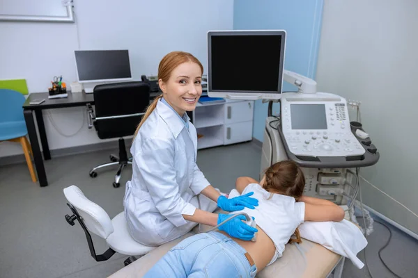 Ärztin Führt Nieren Ultraschalluntersuchung Schulpflichtigen Mädchen Durch Medizinerin Untersucht Kind — Stockfoto