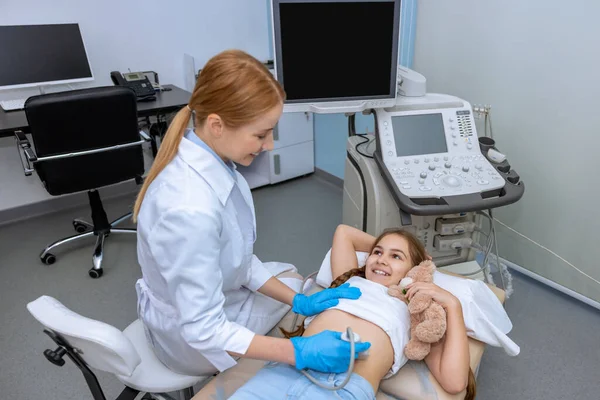 Orvos Ultrahang Vizsgálatot Végez Iskolás Korú Lány Orvosi Szakemberen Aki — Stock Fotó