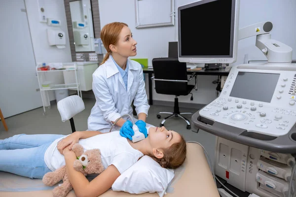 Tiroid Ultrason Taraması Yapan Kadın Doktor Okul Çağındaki Kız Tıp — Stok fotoğraf