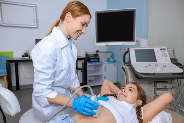 Orvos Ultrahang Vizsgálatot Végez Iskolás Korú Lány Orvosi Szakemberen Aki — Stock Fotó